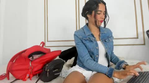 emily_gaviria1 online show from April 25, 12:41 pm