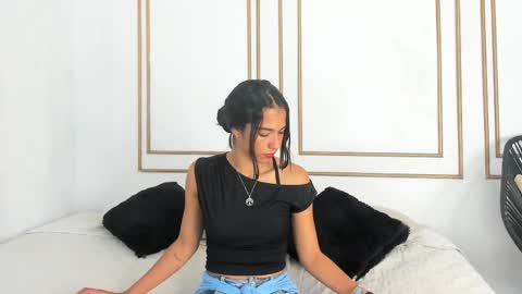 emily_gaviria1 online show from April 22, 3:31 pm