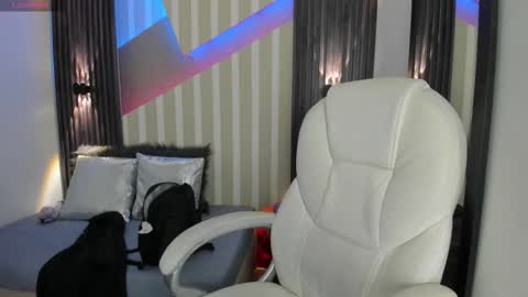 Emily online show from November 29, 4:33 pm