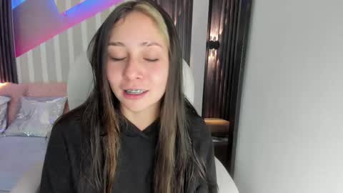 Snapshot of emily_layton chatting on October 18, 3:37 pm Emily online show from October 18, 3:37 pm