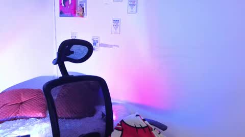 Emily Lindey online show from April 18, 3:53 am