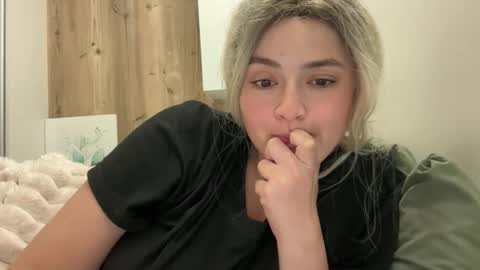 Snapshot of emily_morning_dew chatting on October 15, 6:43 pm emily_morning_dew online show from October 15, 6:43 pm
