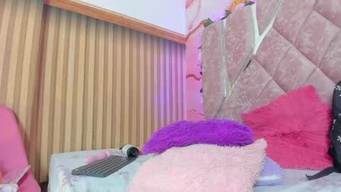 emily_velvet_ online show from April 24, 7:05 pm