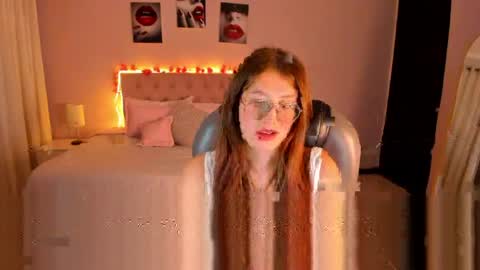 emily_warren__ online show from April 22, 9:23 pm