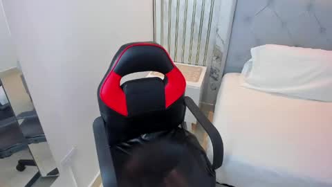  E M Y L Y  online show from April 23, 12:51 pm