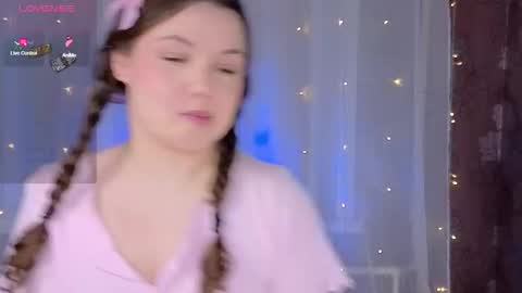 artist Emily online show from December 17, 2:27 am