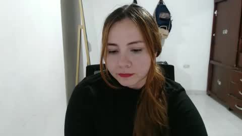 Snapshot of emilycute_18 chatting on October 17, 6:33 pm emily online show from October 17, 6:33 pm