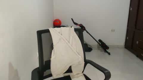 Snapshot of emilycute_18 chatting on March 11, 7:14 pm emily online show from March 11, 7:14 pm