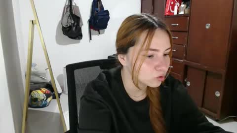 Snapshot of emilycute_18 chatting on September 18, 7:01 pm emily online show from September 18, 7:01 pm