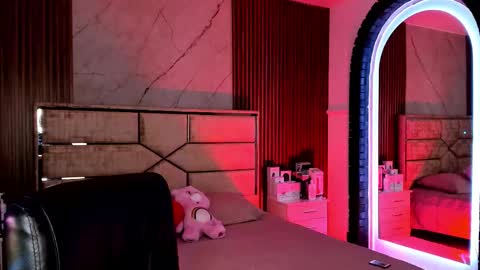 Emily Hendrix online show from October 18, 8:32 pm