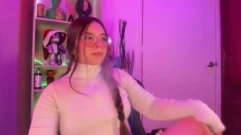 Snapshot of emilykarterr chatting on December 18, 3:55 pm VALEEEN online show from December 18, 3:55 pm