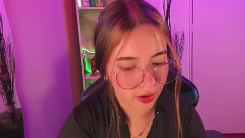 Snapshot of emilykarterr chatting on February 24, 3:53 pm VALEEEN online show from February 24, 3:53 pm