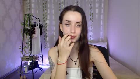 Snapshot of emilylayer chatting on September 10, 5:24 pm Emyli online show from September 10, 5:24 pm