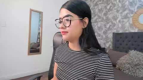 Snapshot of emma_1025 chatting on September 10, 1:44 pm emma  online show from September 10, 1:44 pm