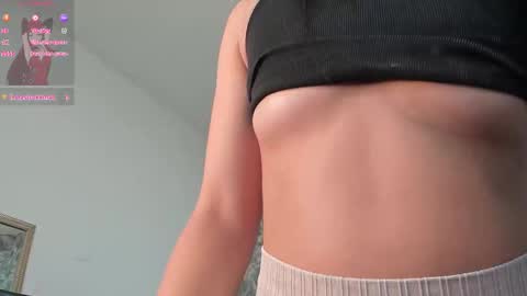 Snapshot of emma_1025 chatting on October 12, 1:24 pm emma  online show from October 12, 1:24 pm