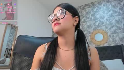 Snapshot of emma_1025 chatting on September 9, 1:33 pm emma  online show from September 9, 1:33 pm
