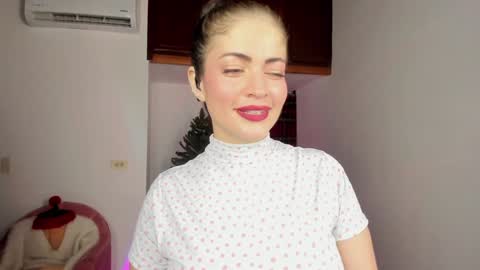 Snapshot of emma_blanco chatting on December 17, 8:01 am Emma online show from December 17, 8:01 am