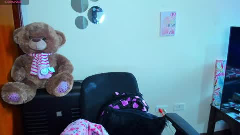 emma_boo_ online show from April 18, 7:07 pm