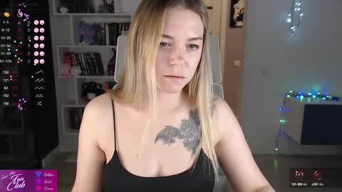 Snapshot of emma_bryan chatting on March 6, 6:26 pm Emma online show from March 6, 6:26 pm