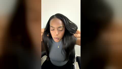 emma_jonness online show from April 25, 10:40 am