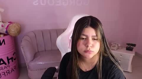 Snapshot of emmalee_a chatting on February 19, 10:34 am Emma online show from February 19, 10:34 am