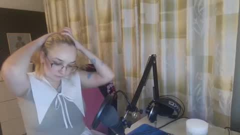 emmanoir_ online show from February 26, 4:27 pm