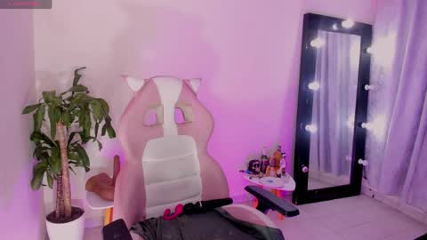 Emma Russell online show from April 16, 9:39 pm