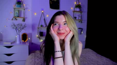 Snapshot of emmie_everly chatting on October 17, 7:39 pm emmie_everly online show from October 17, 7:39 pm
