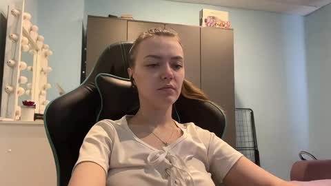 Lily online show from April 21, 3:02 am