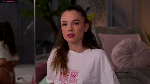 Snapshot of esmeainsley chatting on January 20, 10:37 pm Raluca online show from January 20, 10:37 pm