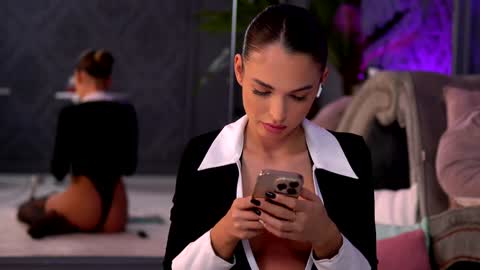 Snapshot of esmeainsley chatting on December 7, 11:23 pm Raluca online show from December 7, 11:23 pm