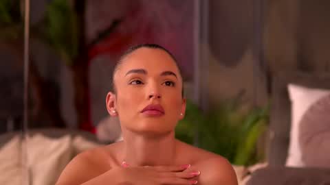 Snapshot of esmeainsley chatting on March 8, 4:52 am Raluca online show from March 8, 4:52 am