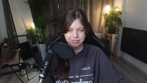 esteria online show from October 15, 7:05 pm