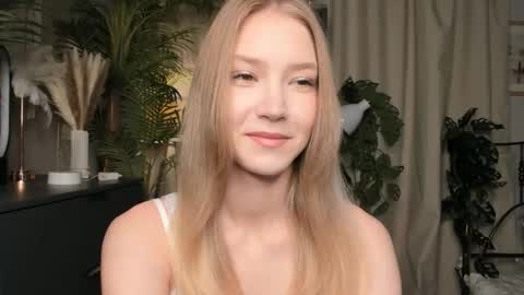 Snapshot of eternity_cuite chatting on October 6, 5:35 am Natalie online show from October 6, 5:35 am
