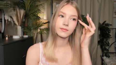 Snapshot of eternity_cuite chatting on October 8, 5:45 am Natalie online show from October 8, 5:45 am