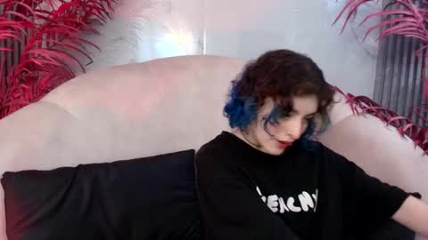 E V A online show from October 27, 7:41 pm