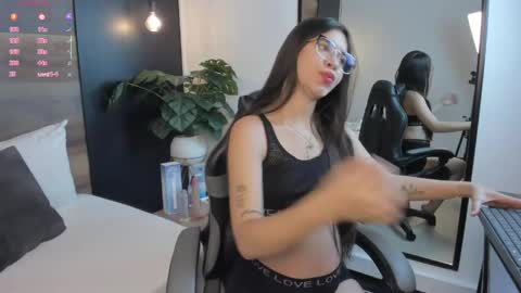 E V A  online show from April 28, 1:04 pm