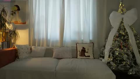 Hello my name is Eva its my first day here online show from December 20, 9:13 am