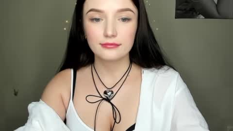 Snapshot of evaamillerr chatting on December 16, 9:52 pm Eva online show from December 16, 9:52 pm