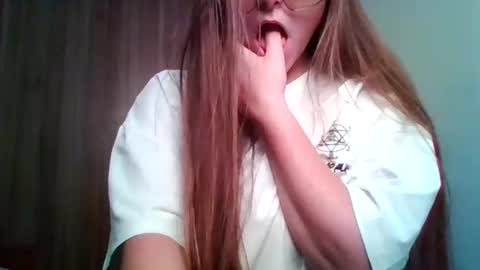 evasapples2026 online show from June 8, 10:42 pm