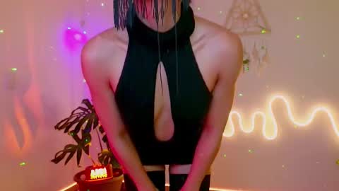 Snapshot of evelyn_chelle chatting on October 19, 12:12 am Im Eve or Chelle Next Stream 191224 online show from October 19, 12:12 am