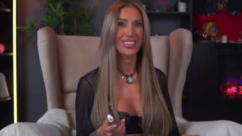 Evelyn online show from April 24, 6:22 pm