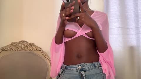 Snapshot of evelyn_jhonson3 chatting on January 7, 1:46 pm E V E L Y N online show from January 7, 1:46 pm