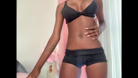 Snapshot of evelyn_jhonson3 chatting on September 9, 2:06 pm E V E L Y N online show from September 9, 2:06 pm