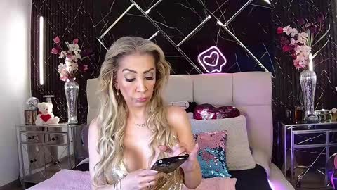 EvelynaGrey online show from April 22, 8:00 am