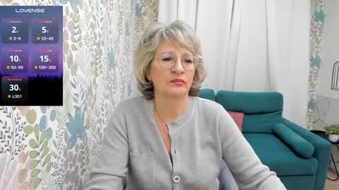 Snapshot of evelynblissful chatting on December 11, 5:00 am Evelyn online show from December 11, 5:00 am
