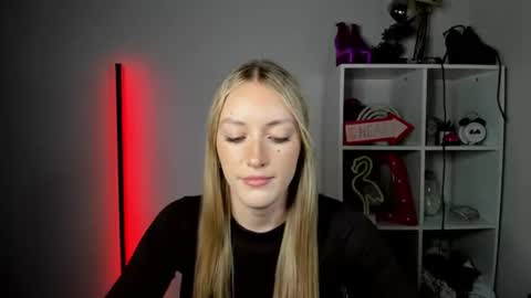 evelynblond online show from June 12, 12:46 pm