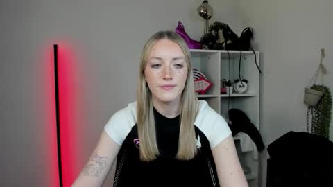 evelynblond online show from April 1, 12:39 pm