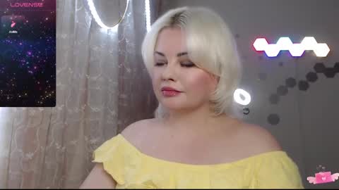 Snapshot of fairyjewell chatting on December 5, 12:00 pm Jewell online show from December 5, 12:00 pm
