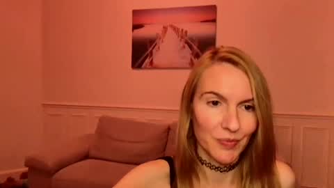 Snapshot of fanny_posy chatting on December 9, 4:15 pm Fanny online show from December 9, 4:15 pm